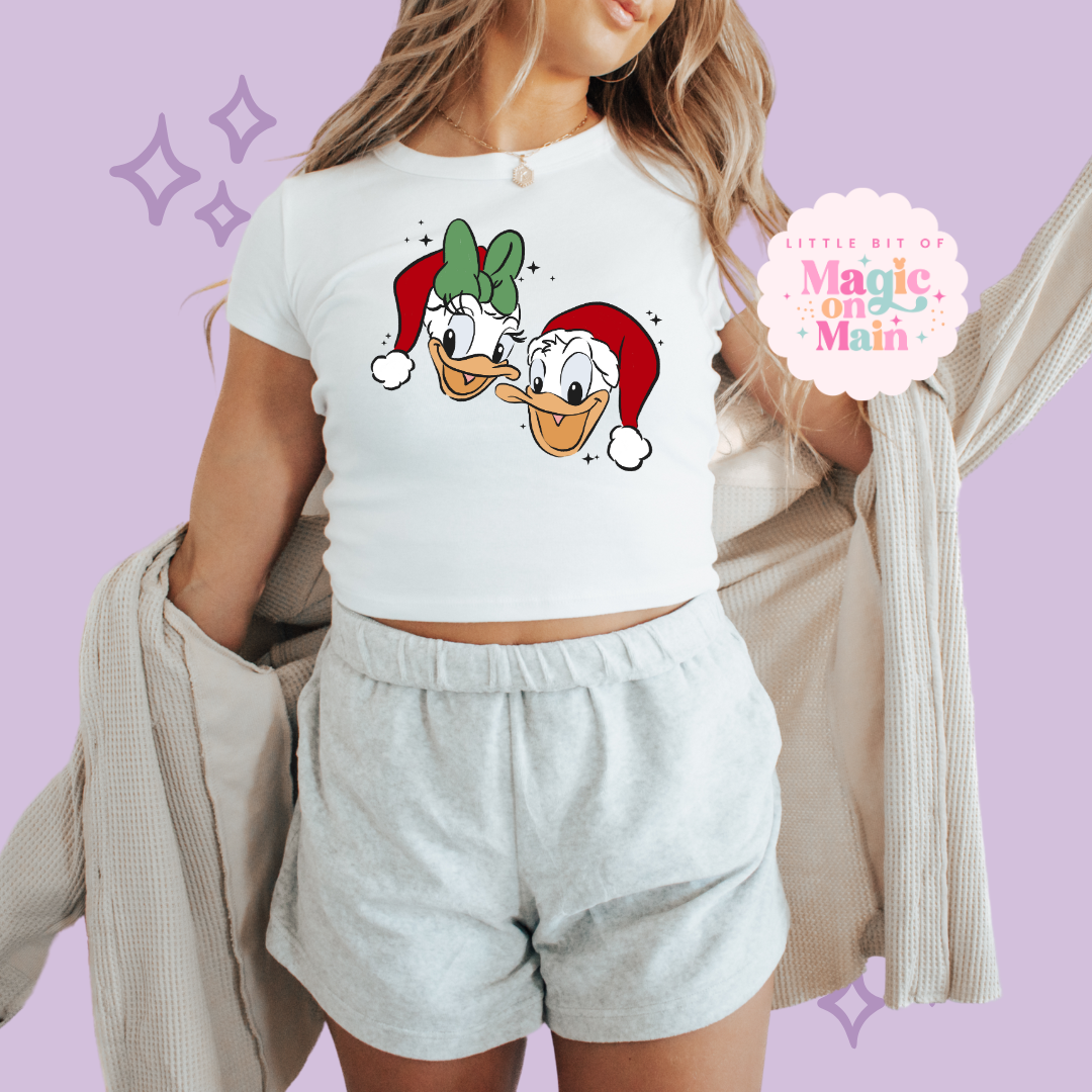PRINTED DONALD & DAISY CHRISTMAS - WOMENS CROPPED RIBBED BABY TEE