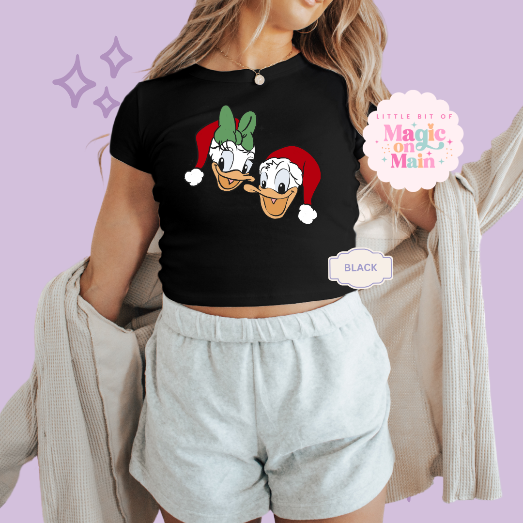 PRINTED DONALD & DAISY CHRISTMAS - WOMENS CROPPED RIBBED BABY TEE