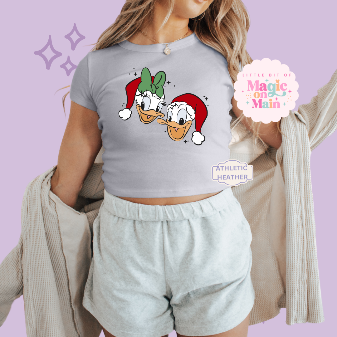 PRINTED DONALD & DAISY CHRISTMAS - WOMENS CROPPED RIBBED BABY TEE