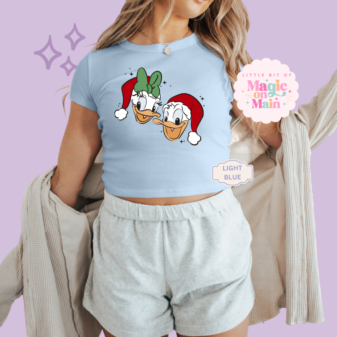 PRINTED DONALD & DAISY CHRISTMAS - WOMENS CROPPED RIBBED BABY TEE