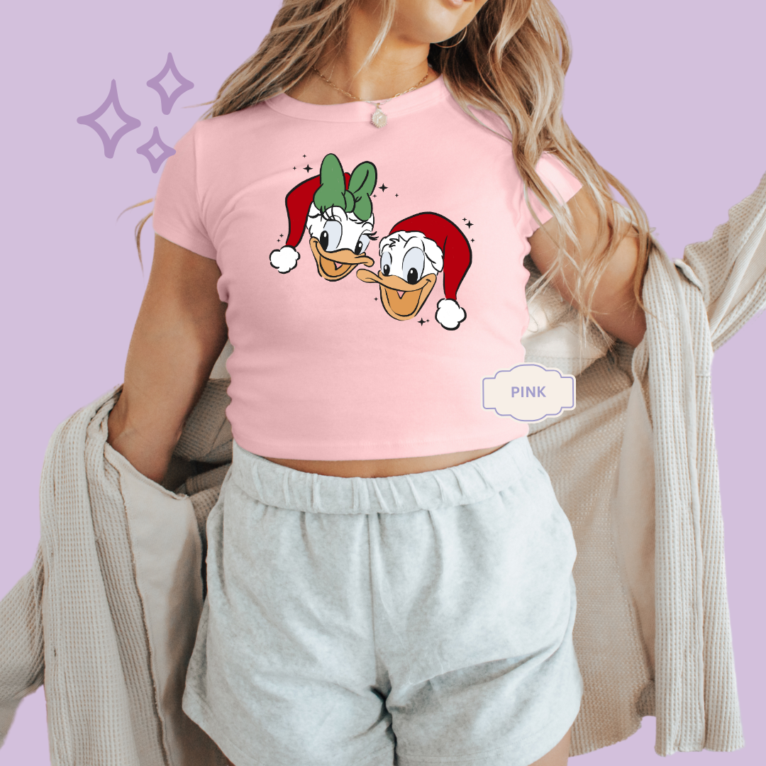 PRINTED DONALD & DAISY CHRISTMAS - WOMENS CROPPED RIBBED BABY TEE