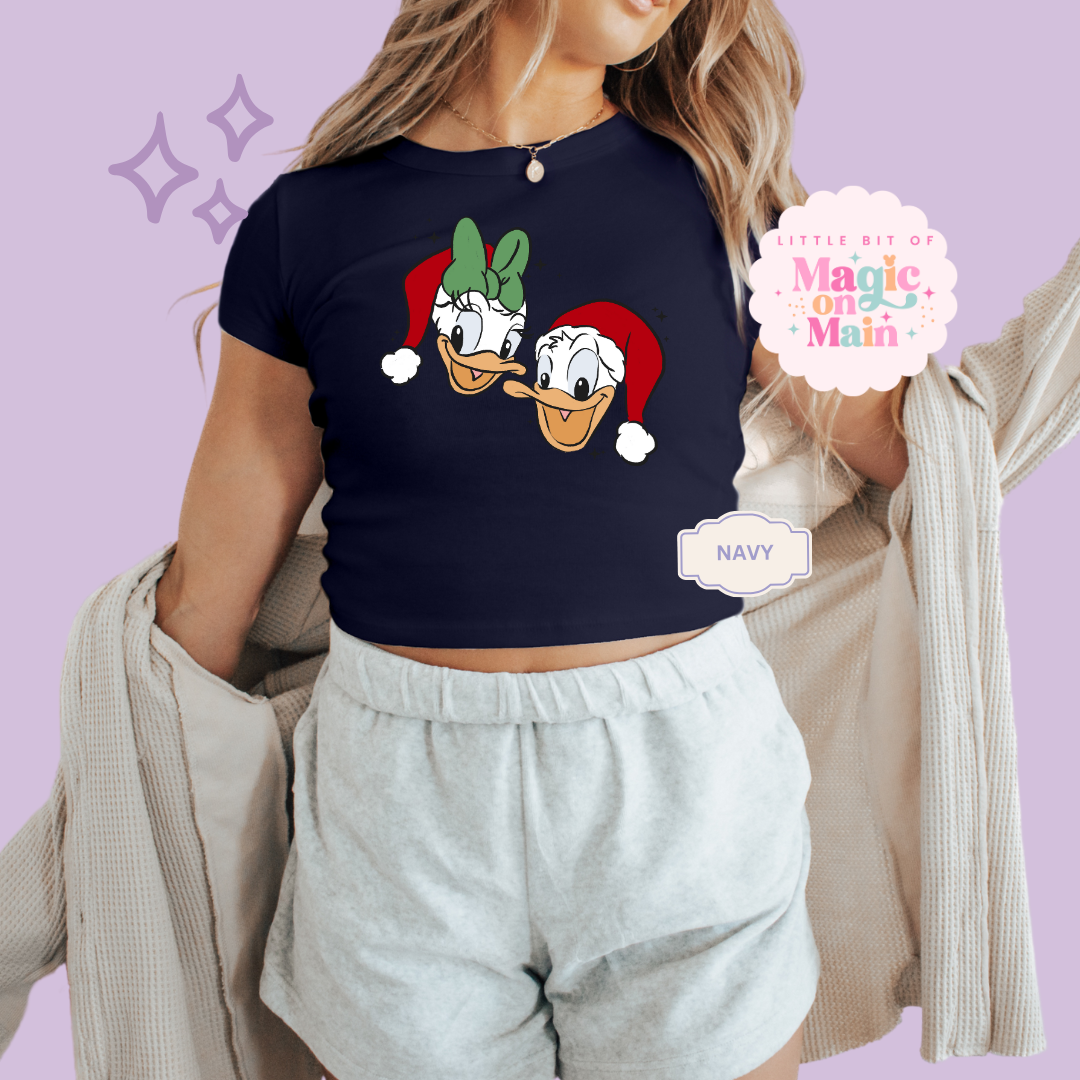 PRINTED DONALD & DAISY CHRISTMAS - WOMENS CROPPED RIBBED BABY TEE