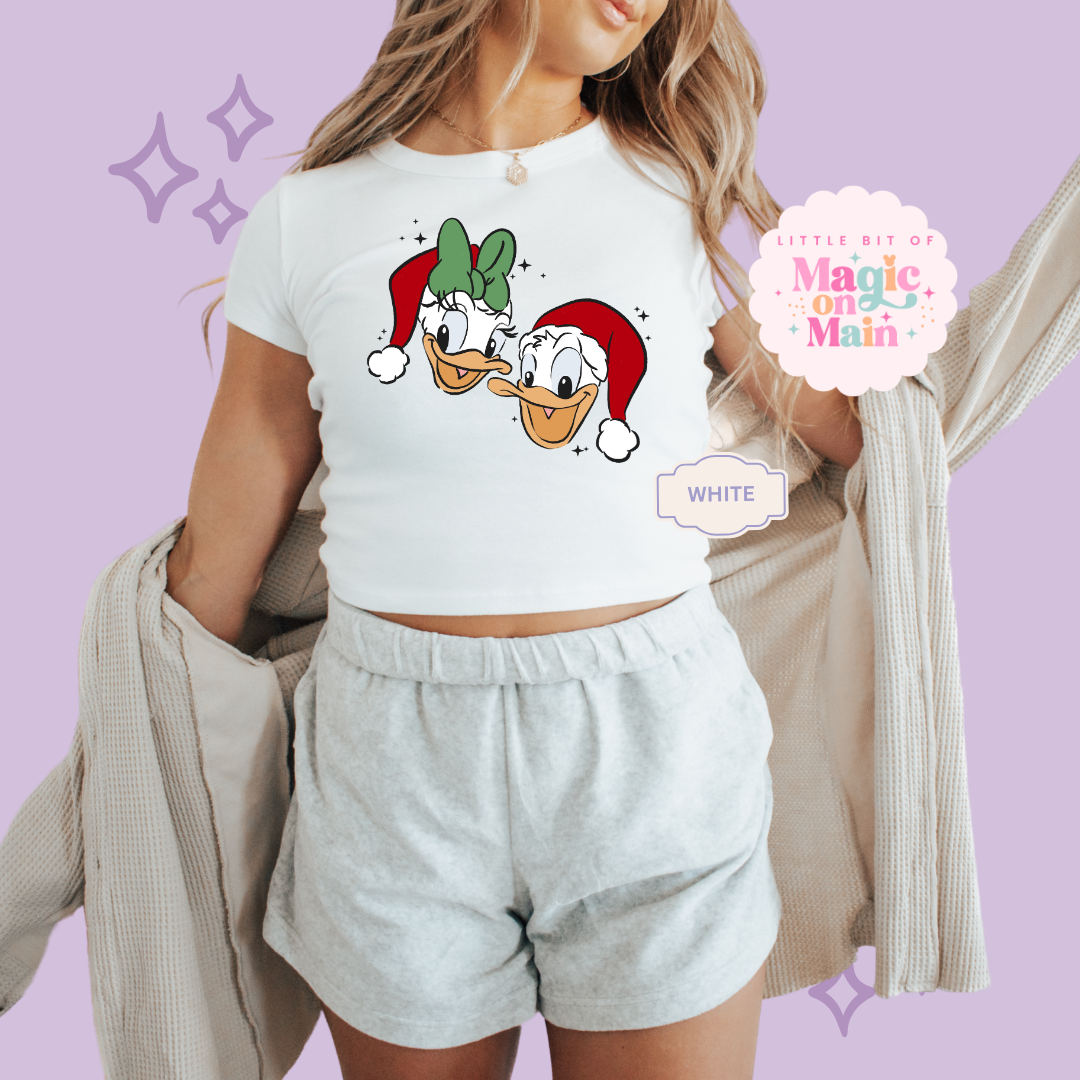 PRINTED MERRY DNLD DAISY - EXCLUSIVE TO MoM - WOMENS CROPPED RIBBED BABY TEE