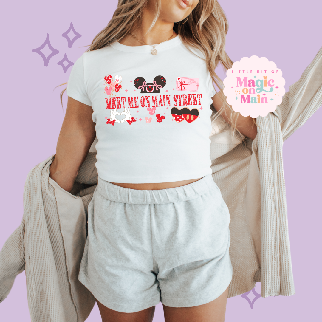 PRINTED MEET ME ON MAIN STREET - EXCLUSIVE TO MoM - WOMENS CROPPED RIBBED BABY TEE 10005