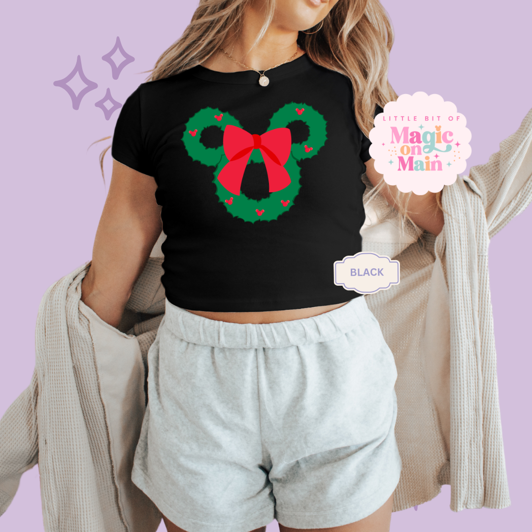 PRINTED MCKY WREATH - EXCLUSIVE TO MoM - WOMENS CROPPED RIBBED BABY TEE