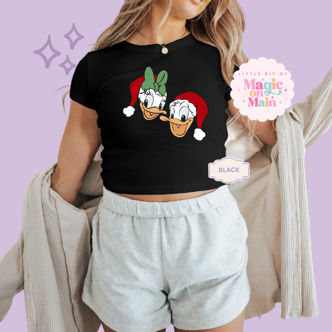 PRINTED MERRY DNLD DAISY - EXCLUSIVE TO MoM - WOMENS CROPPED RIBBED BABY TEE