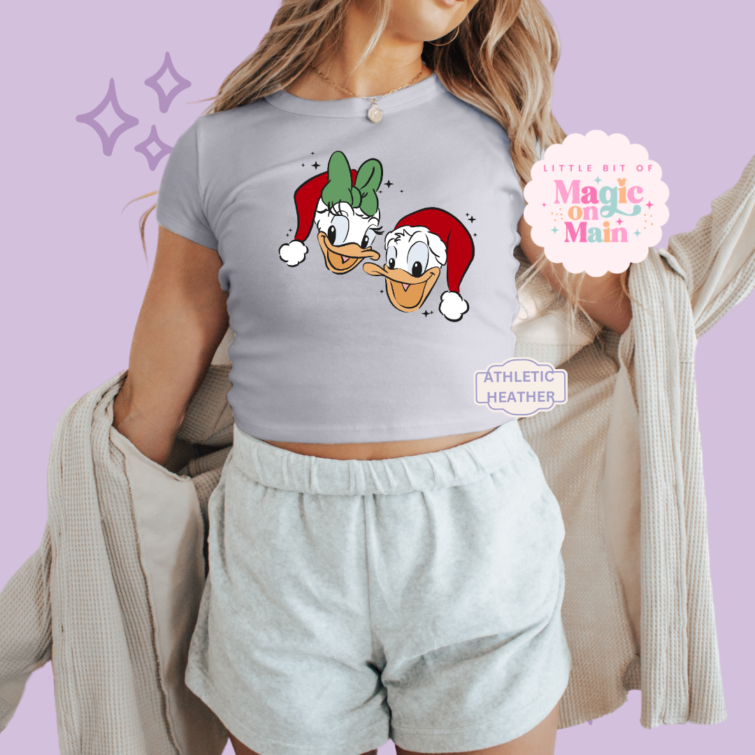 PRINTED MERRY DNLD DAISY - EXCLUSIVE TO MoM - WOMENS CROPPED RIBBED BABY TEE