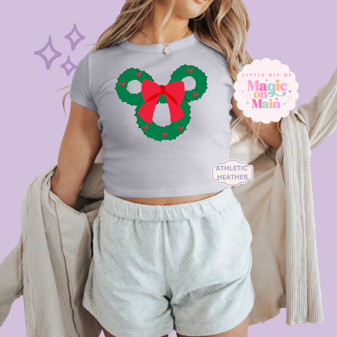 PRINTED MCKY WREATH - EXCLUSIVE TO MoM - WOMENS CROPPED RIBBED BABY TEE