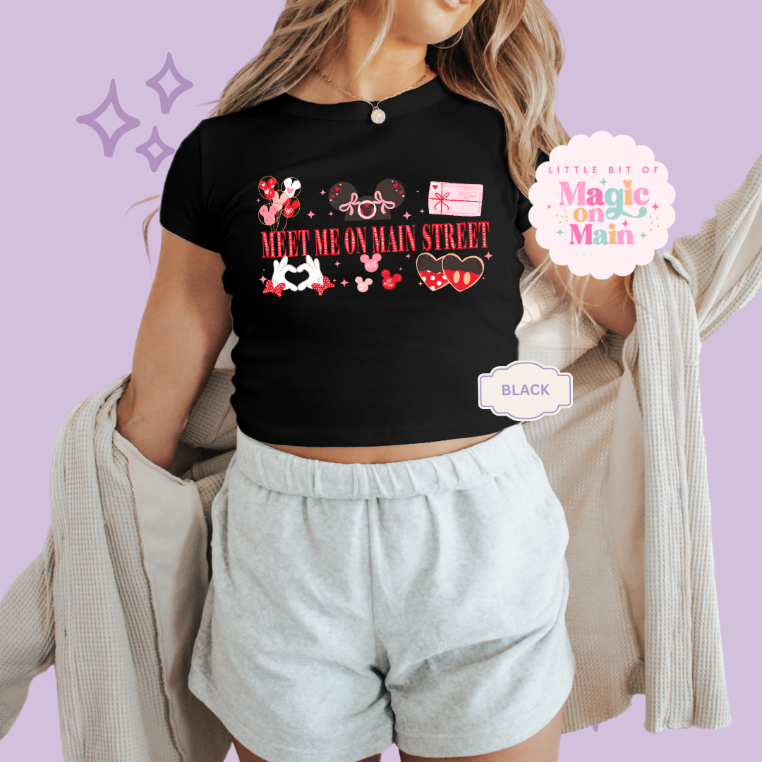 PRINTED MEET ME ON MAIN STREET - EXCLUSIVE TO MoM - WOMENS CROPPED RIBBED BABY TEE 10005
