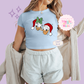 PRINTED MERRY DNLD DAISY - EXCLUSIVE TO MoM - WOMENS CROPPED RIBBED BABY TEE