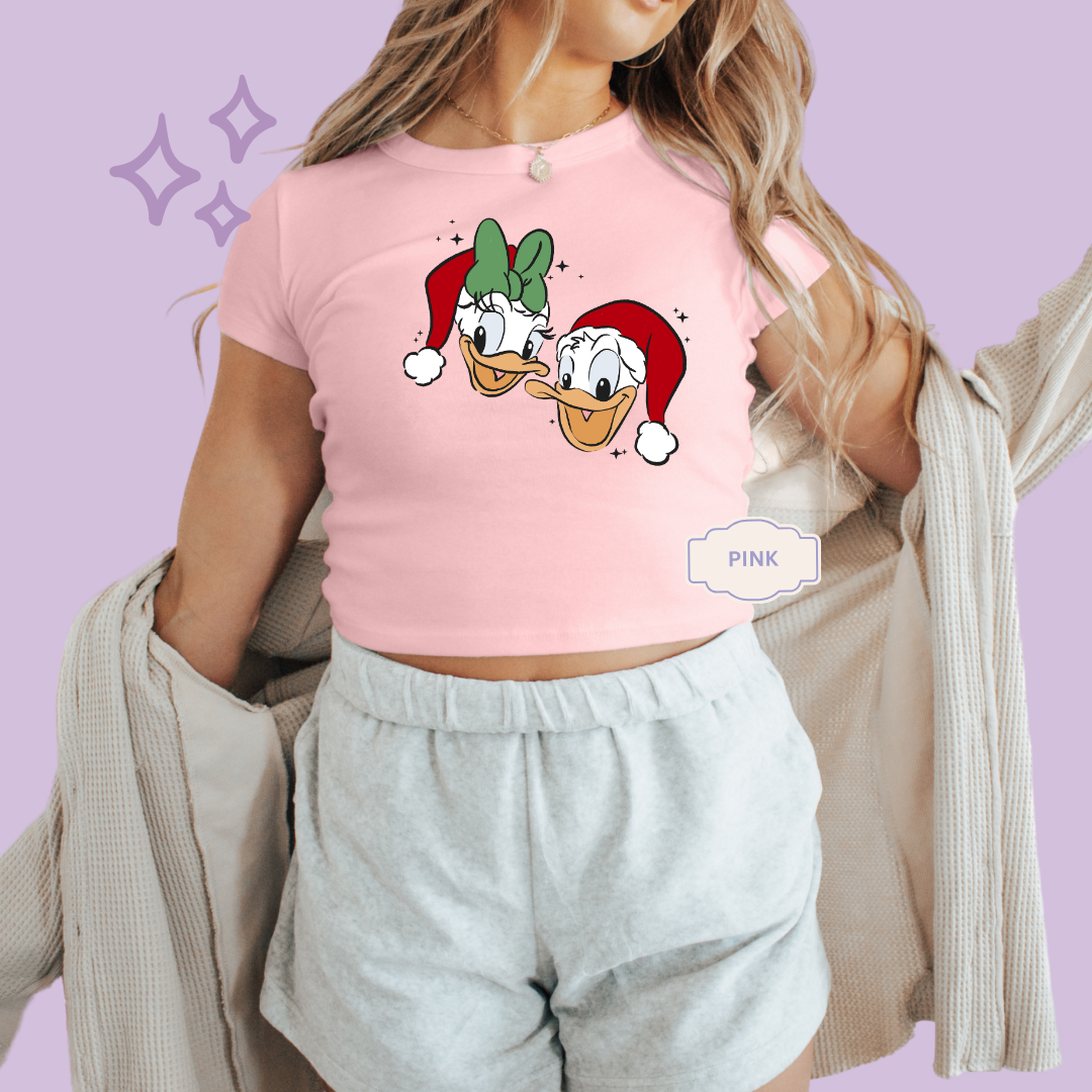 PRINTED MERRY DNLD DAISY - EXCLUSIVE TO MoM - WOMENS CROPPED RIBBED BABY TEE