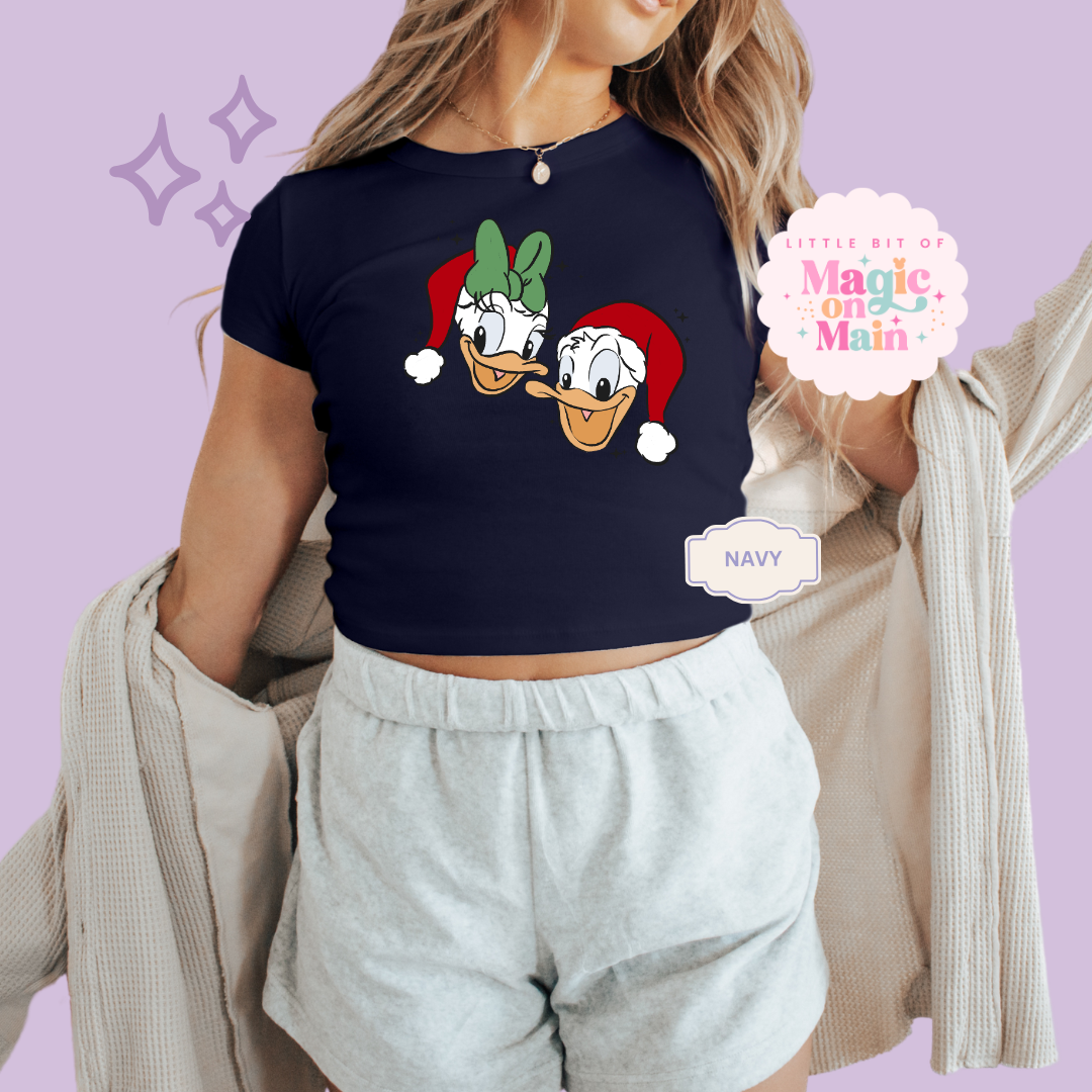 PRINTED MERRY DNLD DAISY - EXCLUSIVE TO MoM - WOMENS CROPPED RIBBED BABY TEE