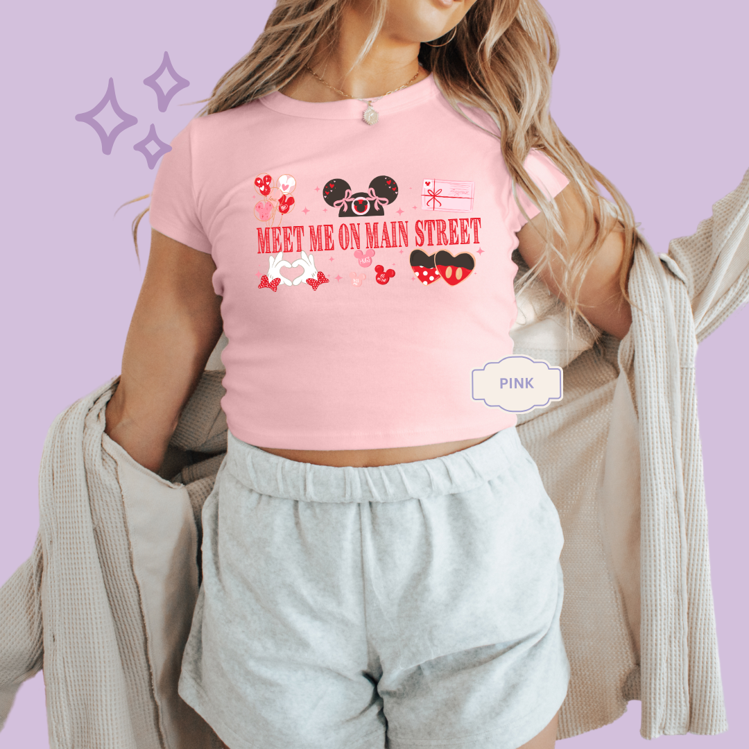PRINTED MEET ME ON MAIN STREET - EXCLUSIVE TO MoM - WOMENS CROPPED RIBBED BABY TEE 10005