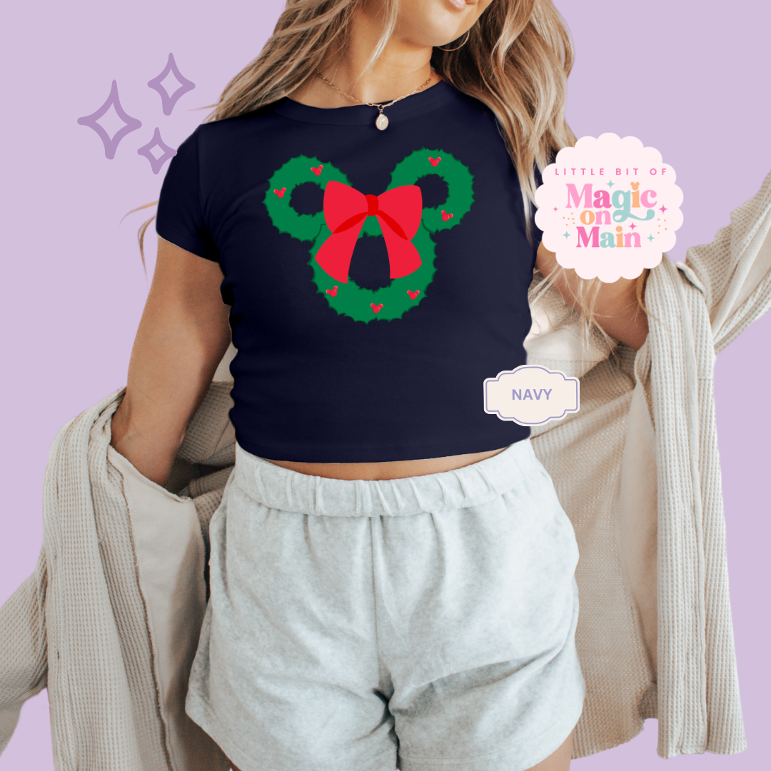 PRINTED MCKY WREATH - EXCLUSIVE TO MoM - WOMENS CROPPED RIBBED BABY TEE