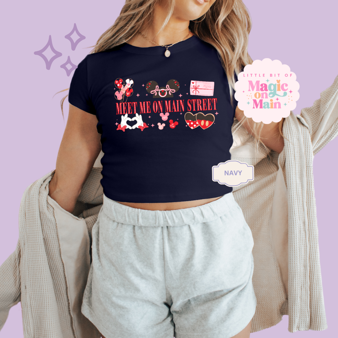 PRINTED MEET ME ON MAIN STREET - EXCLUSIVE TO MoM - WOMENS CROPPED RIBBED BABY TEE 10005