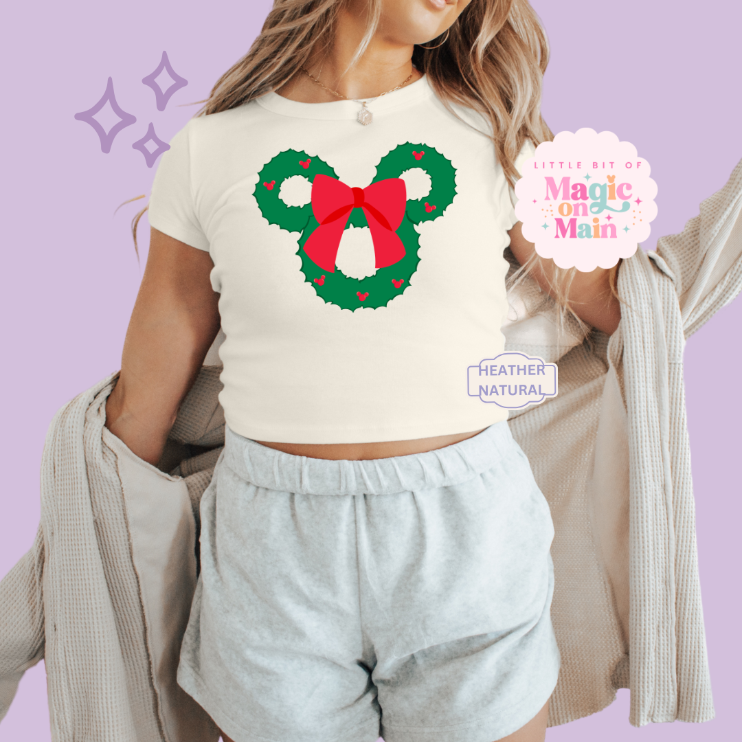 PRINTED MCKY WREATH - EXCLUSIVE TO MoM - WOMENS CROPPED RIBBED BABY TEE