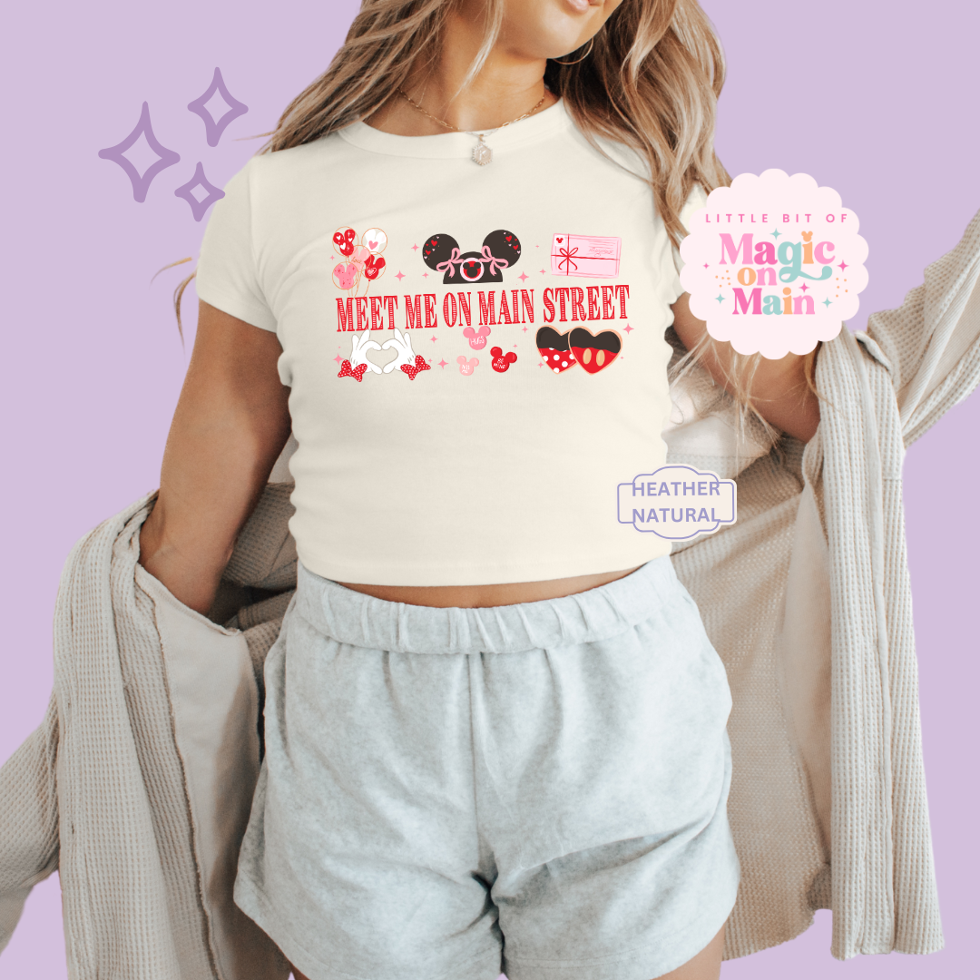 PRINTED MEET ME ON MAIN STREET - EXCLUSIVE TO MoM - WOMENS CROPPED RIBBED BABY TEE 10005